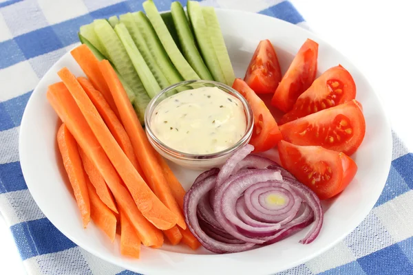 Bâtonnets de légumes crus assortis dans une assiette sur une serviette gros plan — Photo