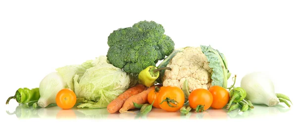 Verduras frescas aisladas en blanco — Foto de Stock