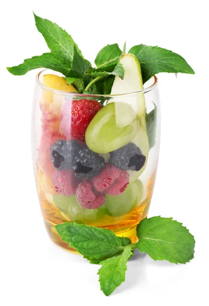 Σαλάτα φρούτων σε ποτήρι, απομονωμένα σε λευκό — Φωτογραφία Αρχείου