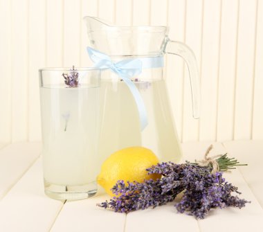 Beyaz ahşap zemin üzerinde lavanta limonata