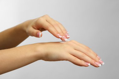 güzel kadın el kremi, üzerinde beyaz izole