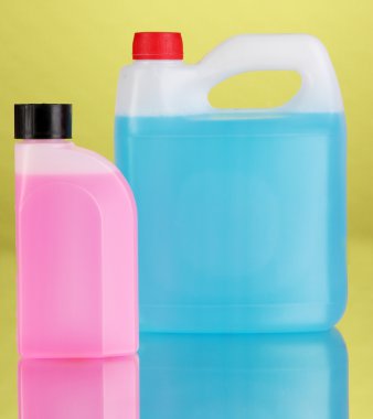 mavi ve pembe sıvı yeşil zemin üzerine kutu arabaya için