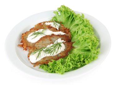 beyaz izole plaka üzerinde patates pancakes