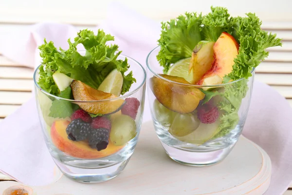 Gözlüklü, ahşap zemin üzerinde meyve salatası — Stok fotoğraf