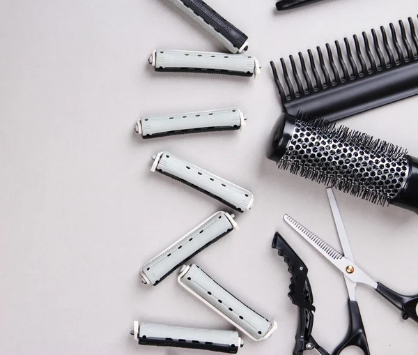Strumenti professionali per parrucchieri su sfondo grigio — Foto Stock