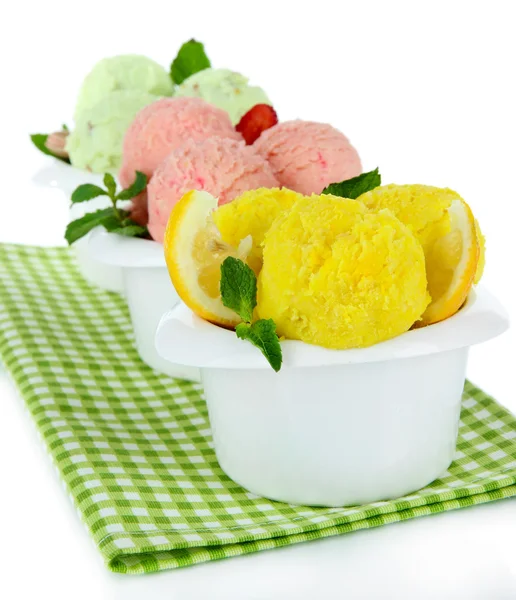 Es krim lezat sendok dalam mangkuk, terisolasi di atas putih — Stok Foto
