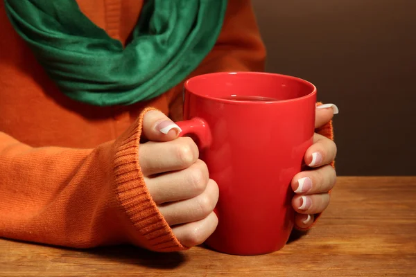 Mains tenant une tasse de boisson chaude, gros plan — Photo