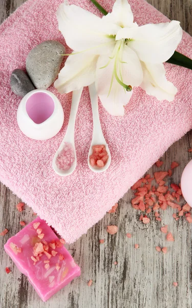 Beautiful spa setting with lily on wooden table close-up — Stock Photo, Image