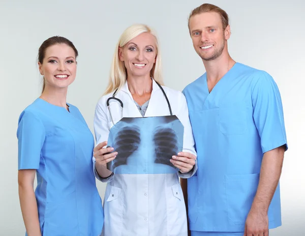 Trabajadores médicos sobre fondo gris — Foto de Stock