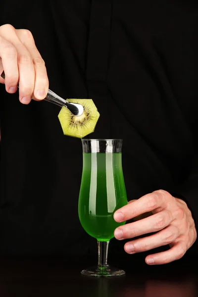 Bartender making and decorating cocktail on close-up — Stock Photo, Image