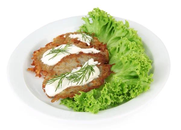 Panqueques de patata en plato, aislados en blanco — Foto de Stock