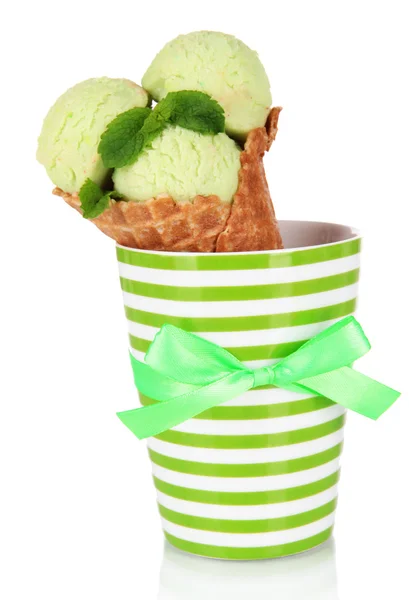 白で隔離されるカップのワッフル コーンで食欲をそそるアイスクリーム — ストック写真