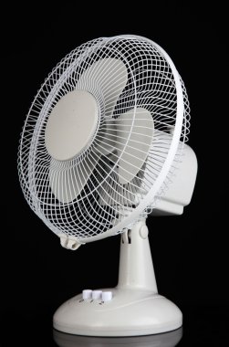 Siyah arkaplanda elektrik vantilatörü