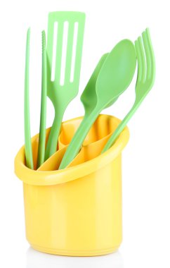 Plastik mutfak eşyaları üzerinde beyaz izole Kupası