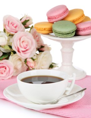 kahve ve üzerinde beyaz izole macaroons