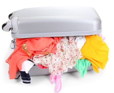 düzgünce katlanmış hiçbir şey üzerinde beyaz izole bavulla