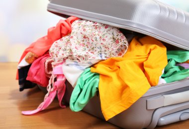 katta düzgünce katlanmış hiçbir şey ile bavul