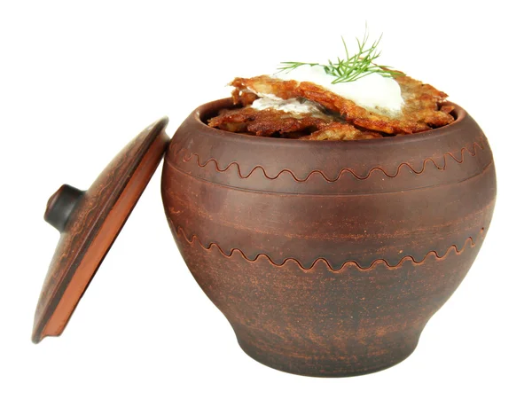 Aardappelpannenkoekjes in pot, geïsoleerd op wit — Stockfoto
