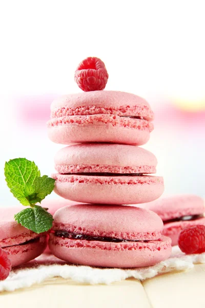 Macarons doux sur table sur fond clair — Photo