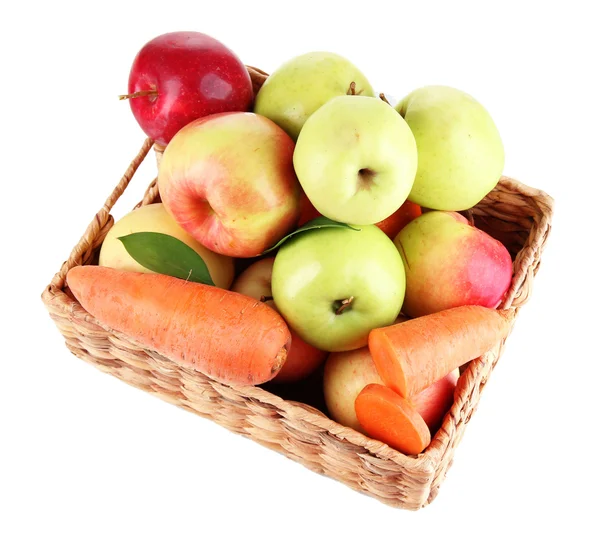 Pommes douces et carottes dans un panier isolé sur blanc — Photo