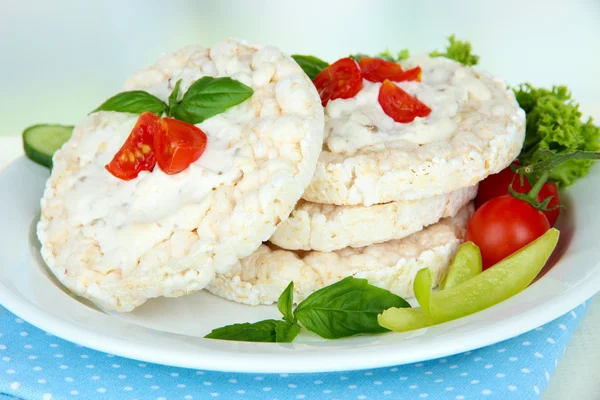 Tasty crispbreads with vegetables on table — Stock Photo, Image