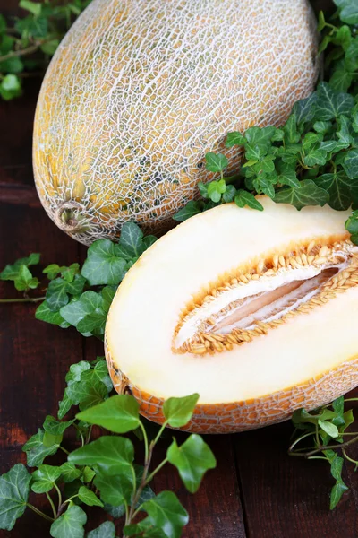 Rijpe meloenen op houten tafel close-up — Stockfoto