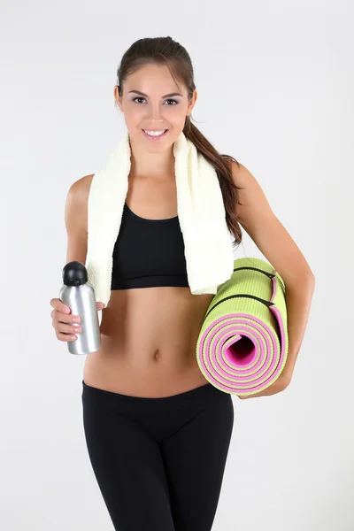 Belle jeune fille avec tapis de gym à la maison — Photo