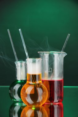 koyu renk arka plan üzerinde Laboratuar kapkacakları