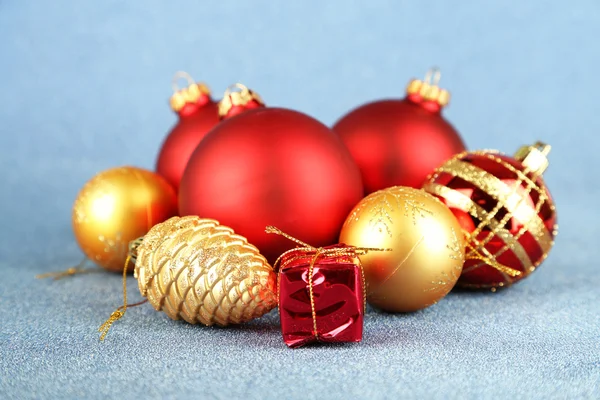 Decorazioni natalizie su sfondo blu — Foto Stock