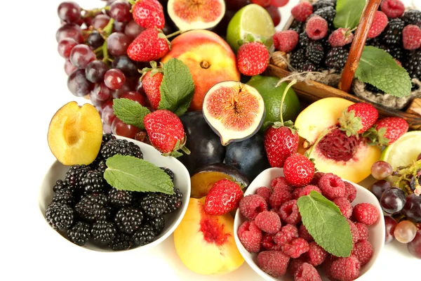 Sortiment aus saftigen Früchten und Beeren, Nahaufnahme — Stockfoto