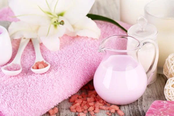 Beautiful spa setting with lily on wooden table close-up — Stock Photo, Image