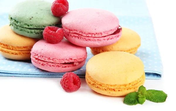 Macarons doux isolés sur blanc — Photo