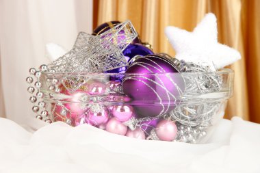 Cam vazo içinde Noel süsleri yakın çekim