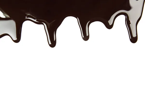 Smält choklad droppande på vit bakgrund — Stockfoto