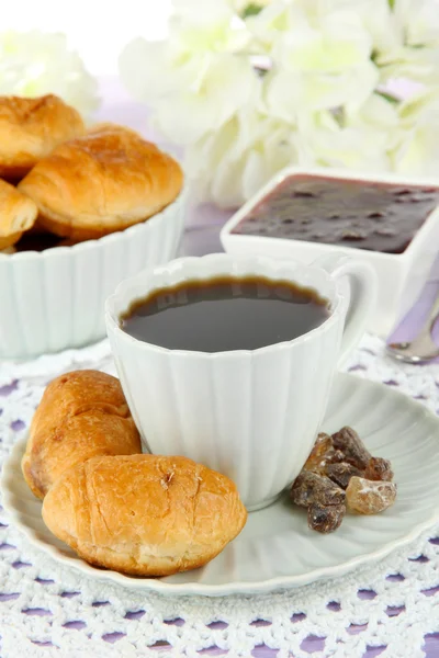 Sabrosos croissants y taza de café en primer plano de la mesa —  Fotos de Stock