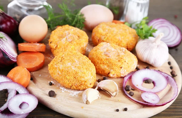 Patatas de carne a bordo en mesa de madera —  Fotos de Stock