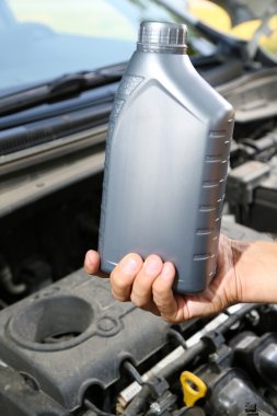 auto makinist el motor yağı tutarak