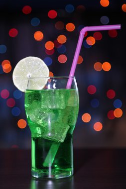 parlak zemin üzerine lezzetli kokteyl