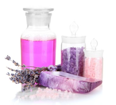 el yapımı sabun ile deniz tuzu ve üzerinde beyaz izole sıvı sabun