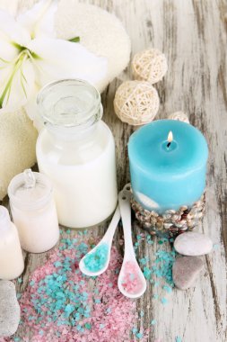 ahşap masa yakın çekim yapma lily ile güzel bir spa ayarı