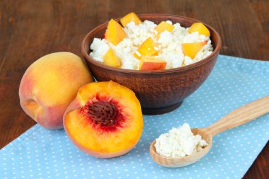 ekşi peynir ve taze şeftali, ahşap masa arka plan üzerinde