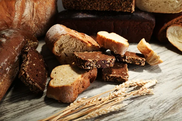 Багато хліба на дерев'яній дошці — стокове фото