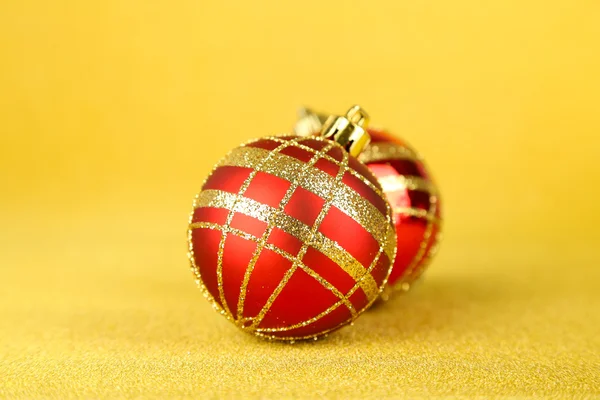 Bolas de Navidad sobre fondo amarillo — Foto de Stock