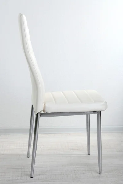 Białe krzesła w biurze — Zdjęcie stockowe