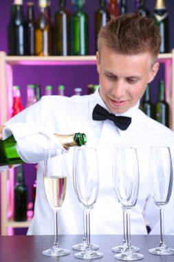 Barmen şampanya gözlük içine yağıyor