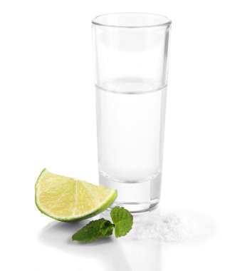 tekila üzerinde beyaz izole cam