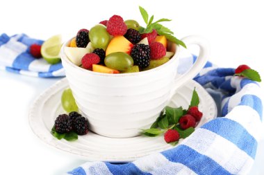 meyve salatası fincan beyaz izole peçete yakınındaki