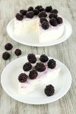 Cheesecake ahşap masa portre üzerinde beyaz tabak taze çilek ile