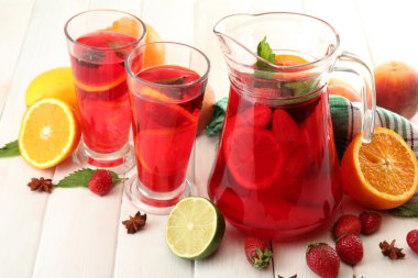 Sangria kavanoz ve beyaz tahta masada meyve ile gözlük