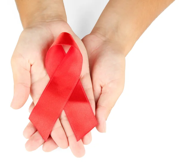 Лента СПИДа в руках, изолированных на белом — стоковое фото